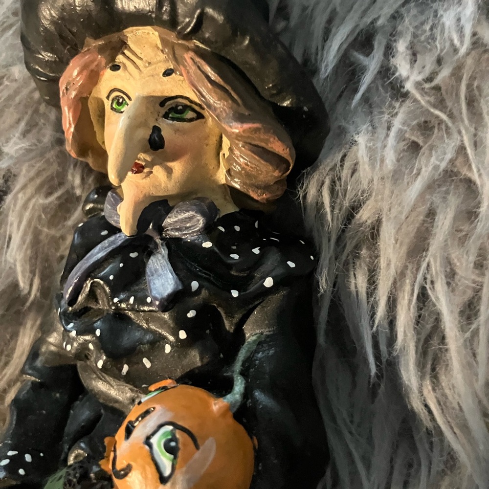 halloween witch figurine 9 Inches Holding Creepy Pumpkin Resin - Picture 5 of 5